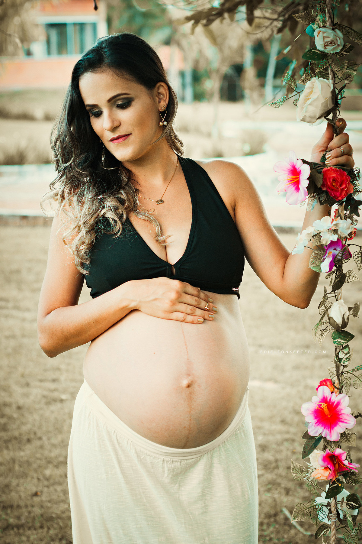 gravida em foto com balanço de flores