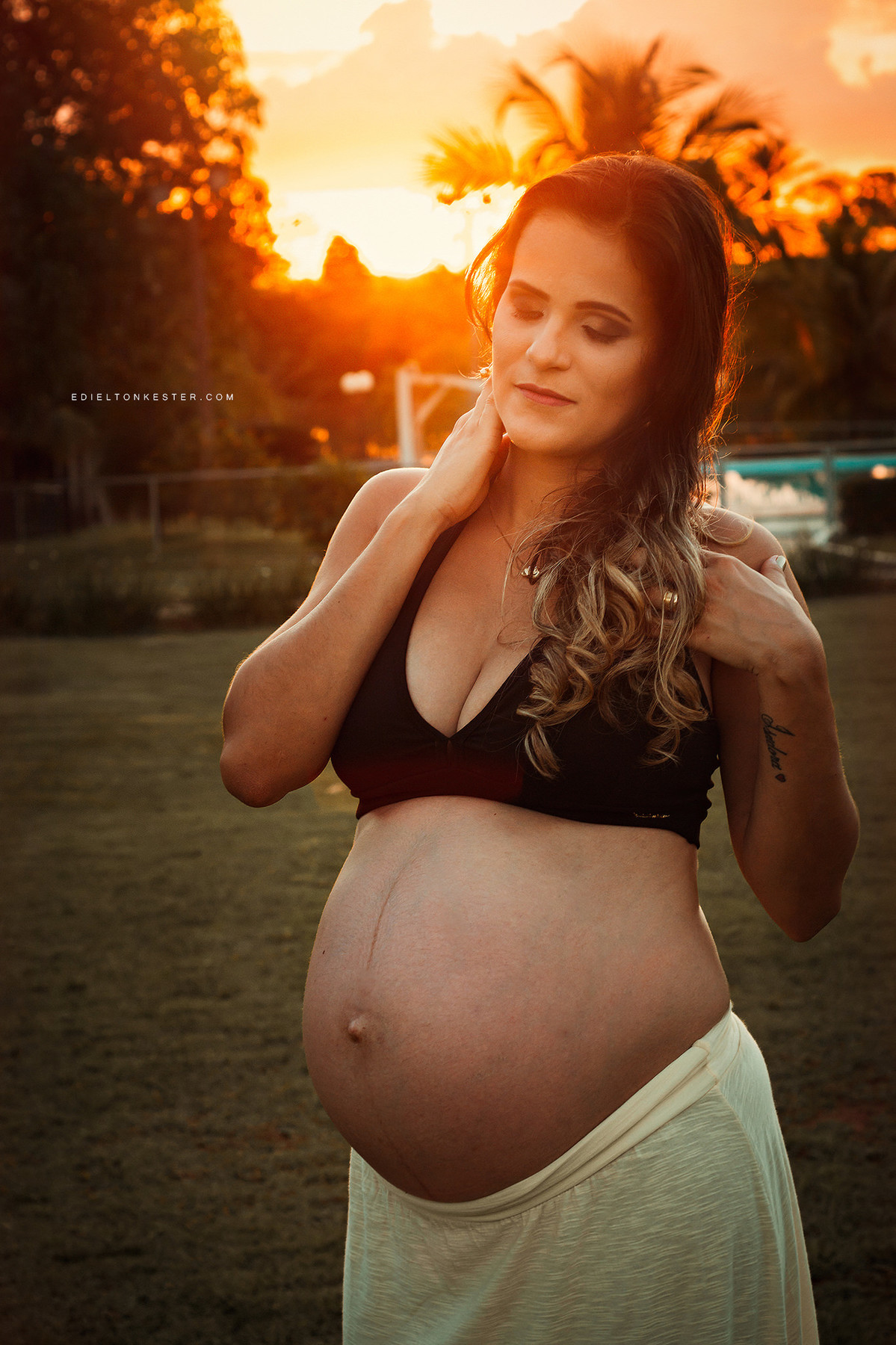 foto de gravida no por do sol