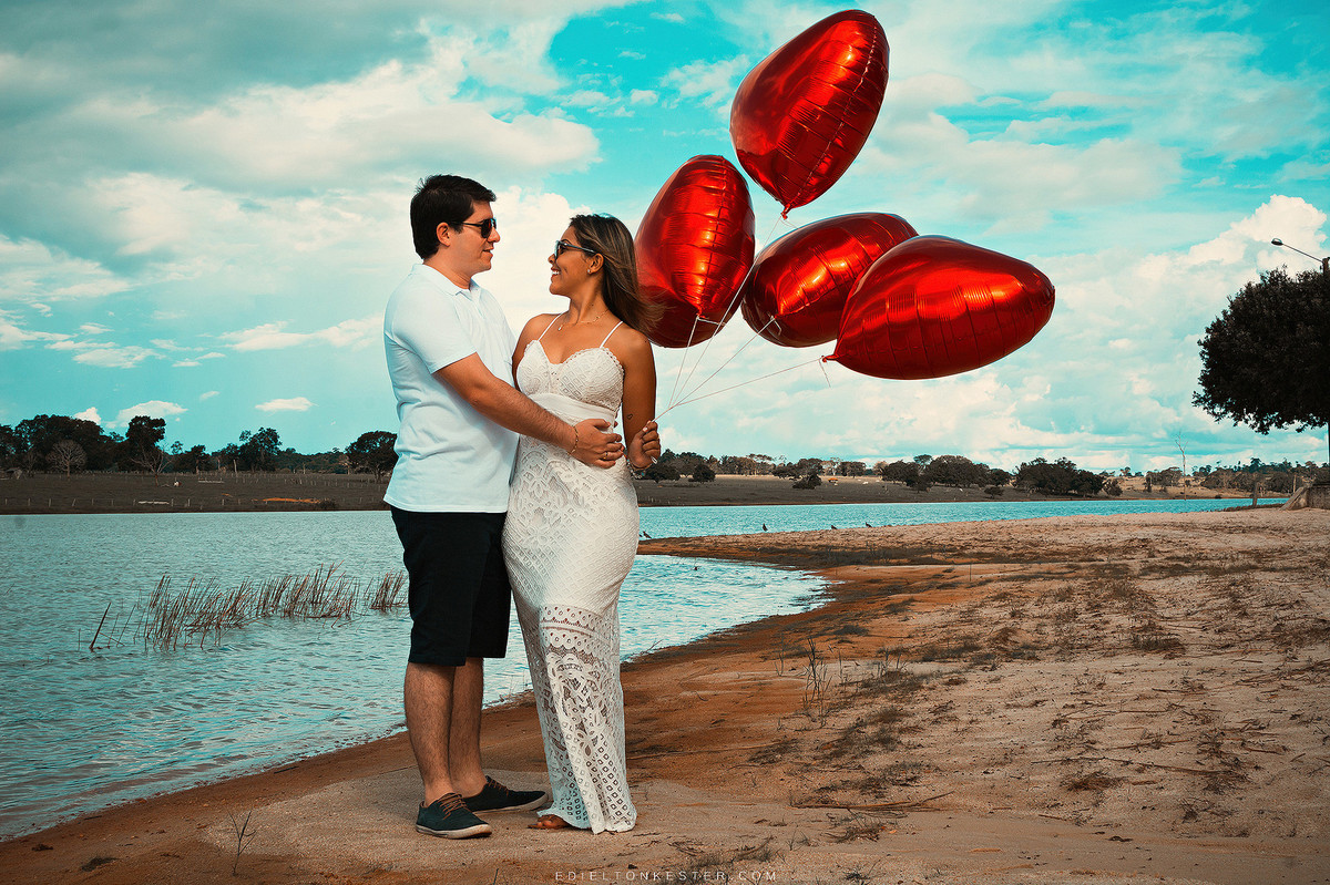 ensaio de pre casamento com baloes de coração na praia