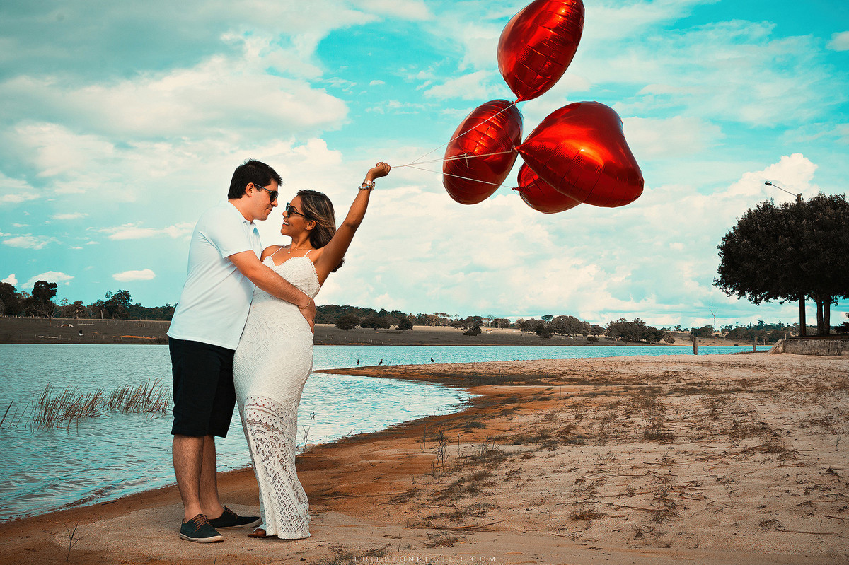 ensaio de pre casamento com baloes de coração na praia