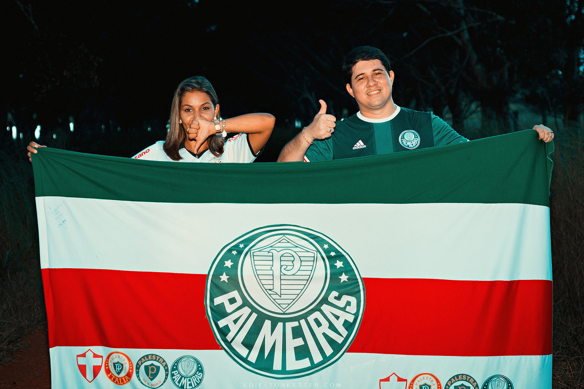 noivos com bandeira do palmeiras e corinthians em ensaio de pre casamento