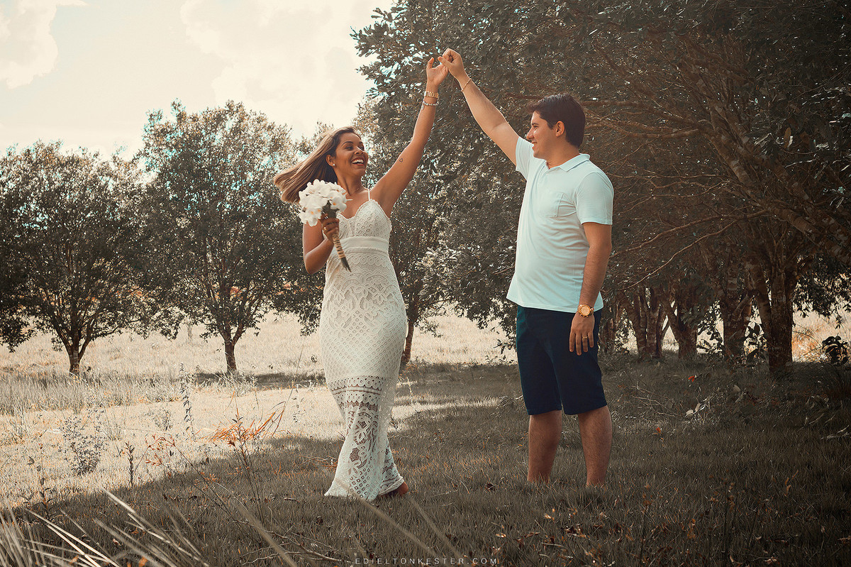 noivos dançando em ensaio de pre casamento