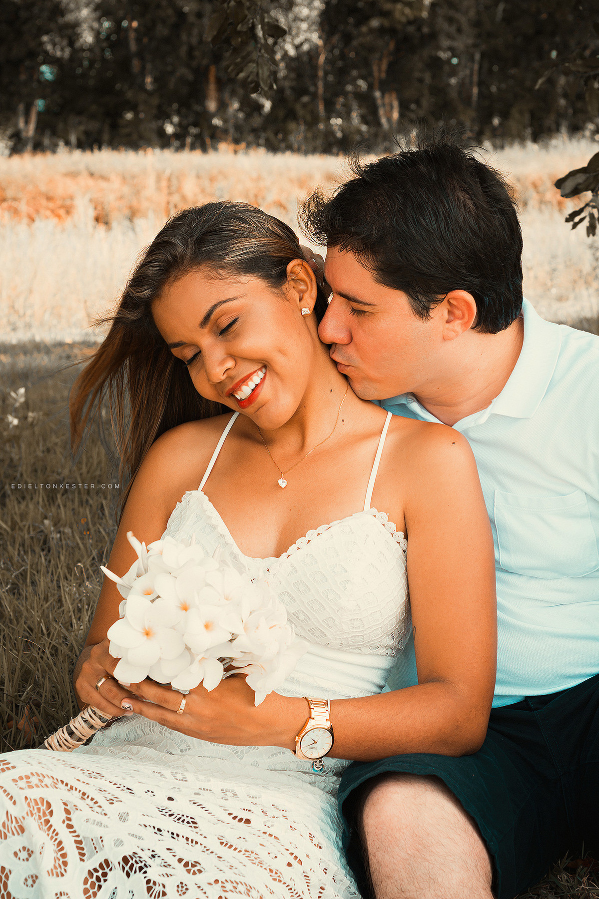 noivo beijando o pescoço da noiva em ensaio de pre casamento