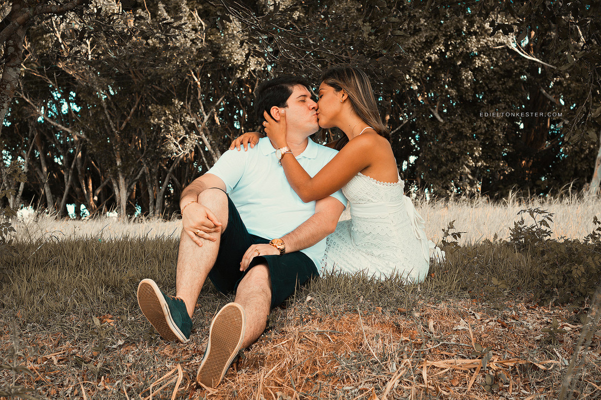 noivos se beijando sentados num gramado