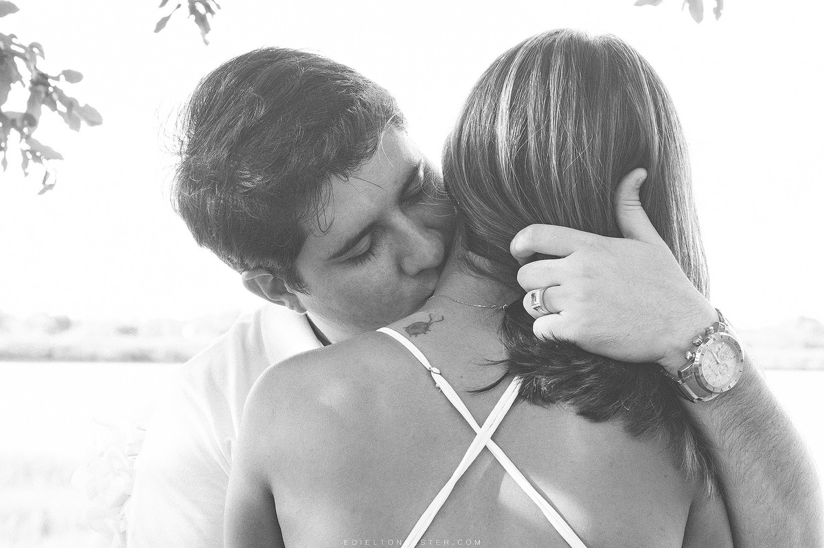 noivo beijando o pescoço da noiva