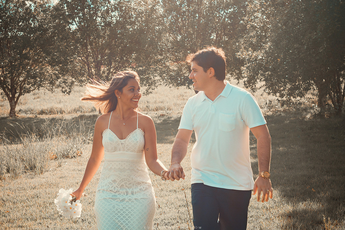 noivos correndo de maos dadas