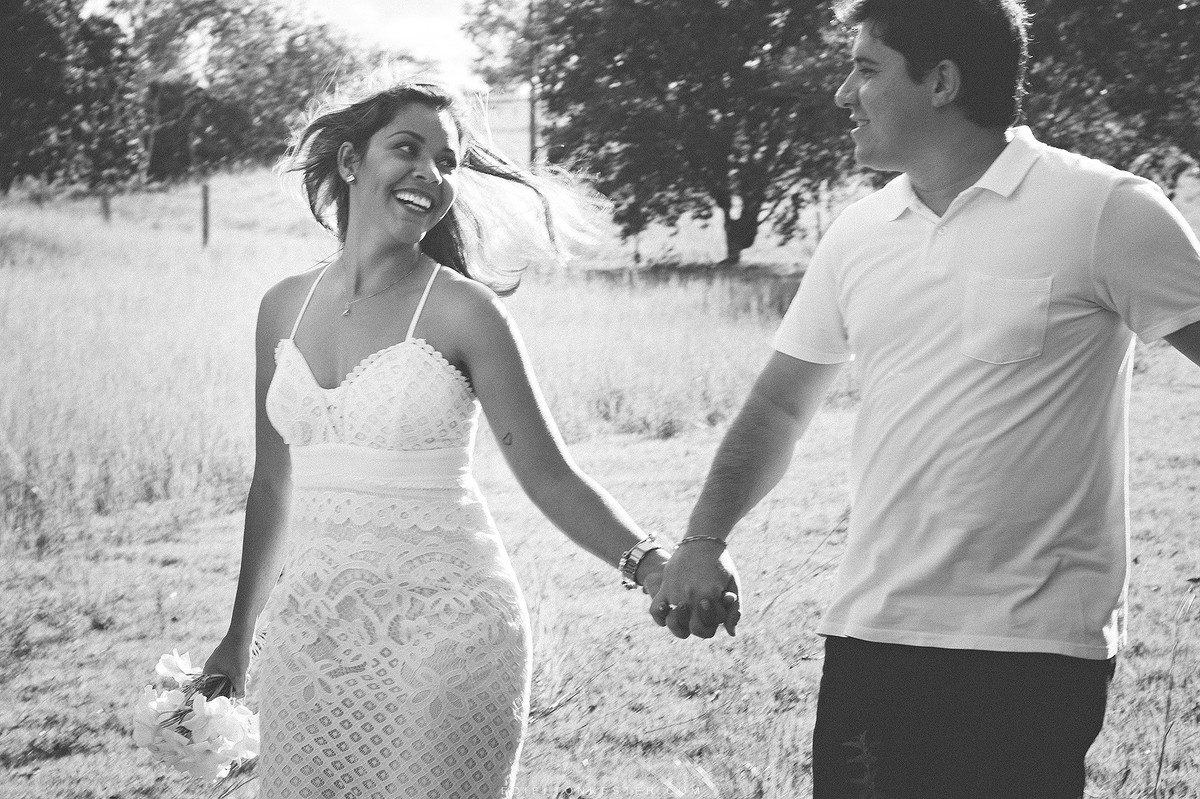 noivos correndo de maos dadas