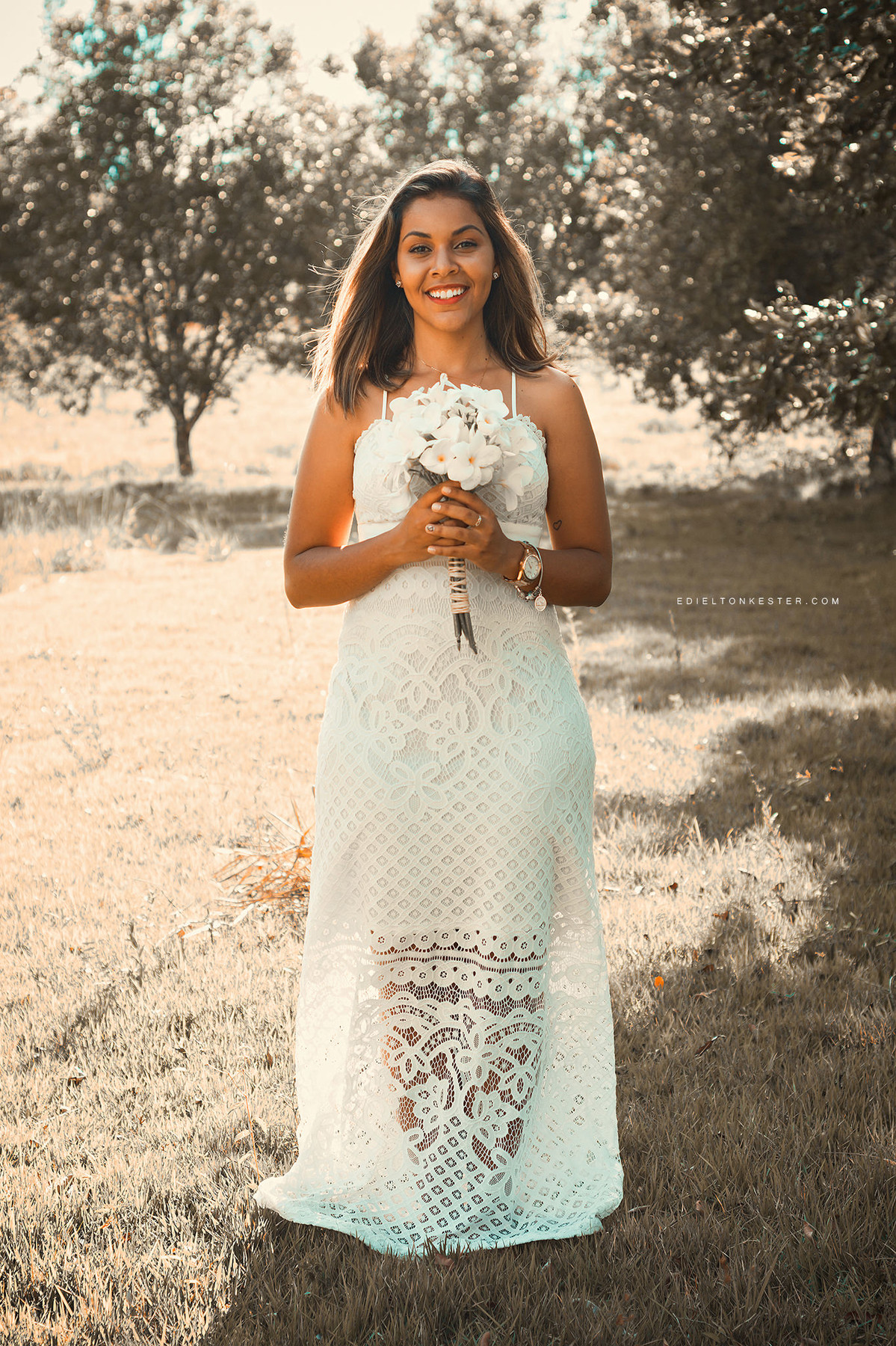 noiva com buque e vestido lindo