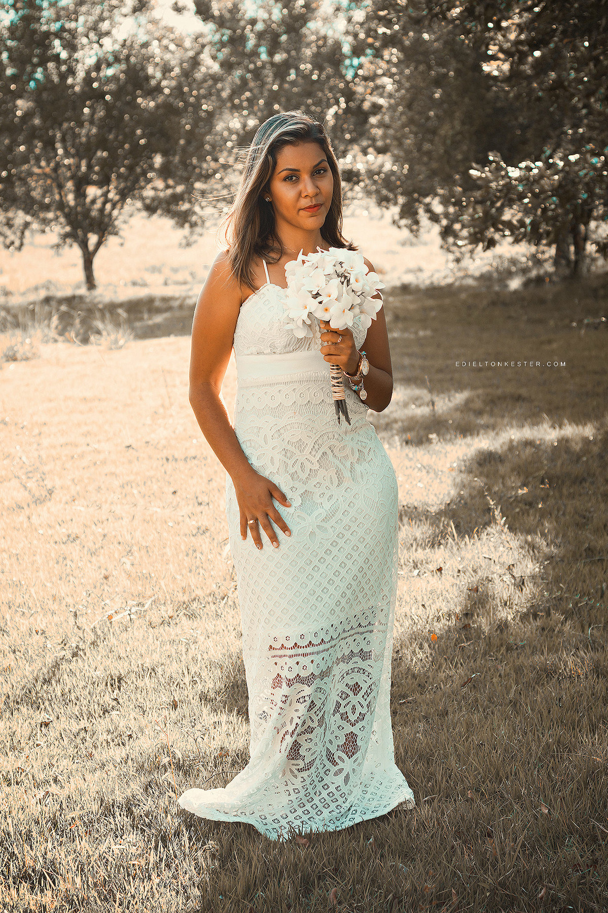 noiva com buque e vestido lindo