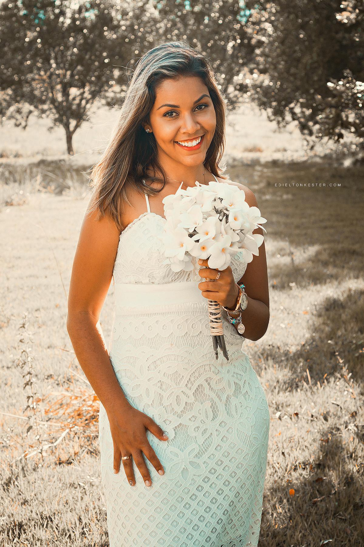 noiva com buque e vestido lindo