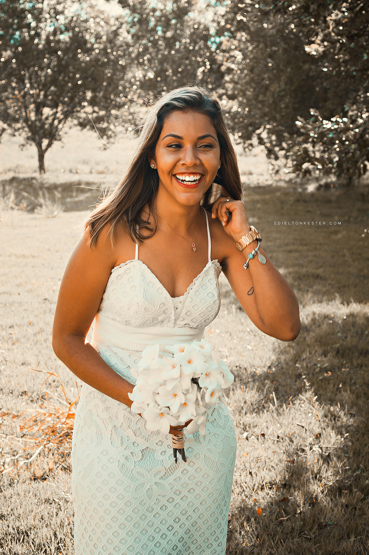 noiva com buque e vestido lindo