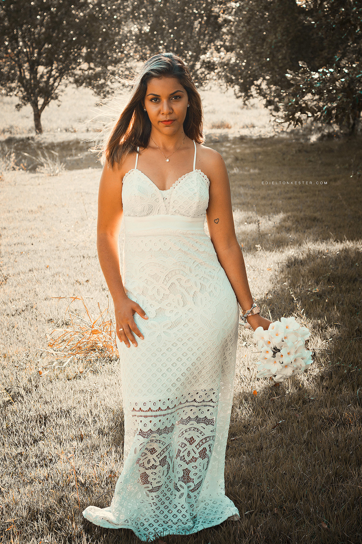 noiva com buque e vestido lindo