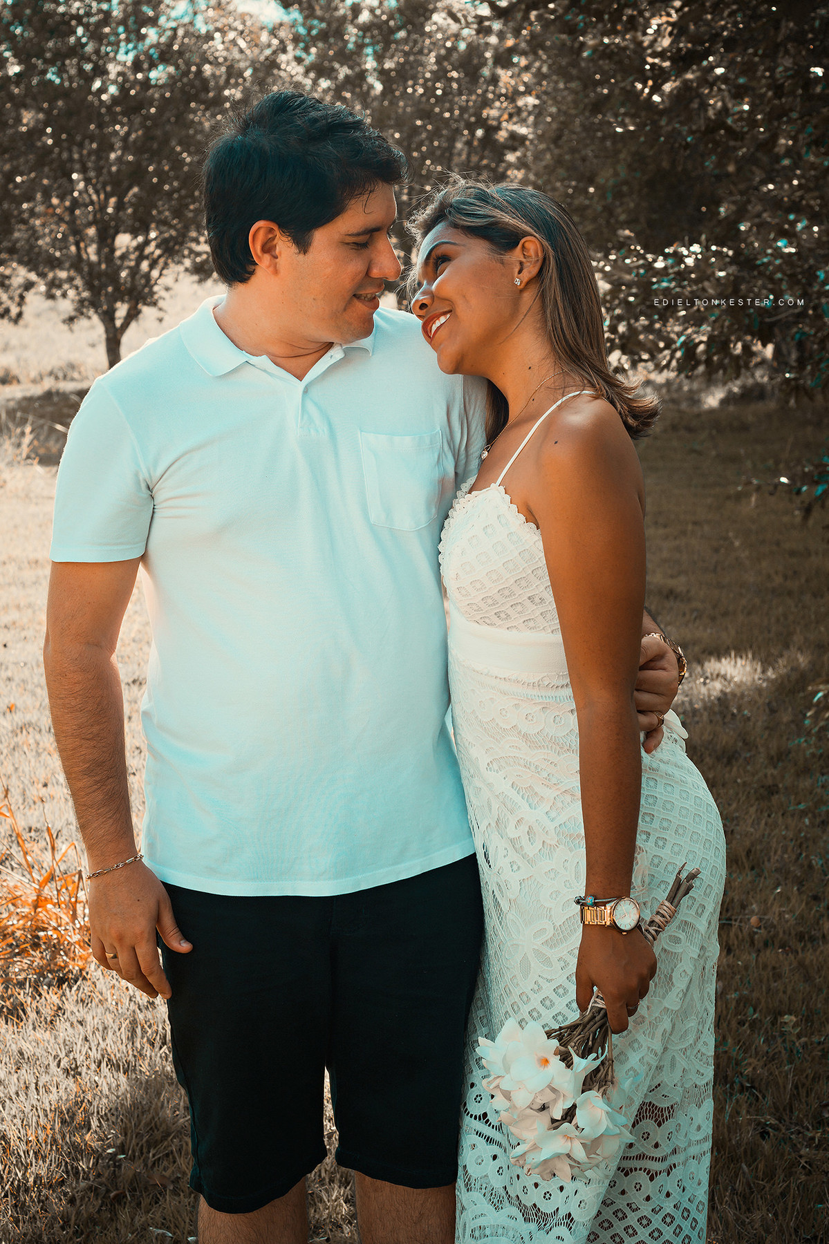 noiva escorada no ombro do seu noivo