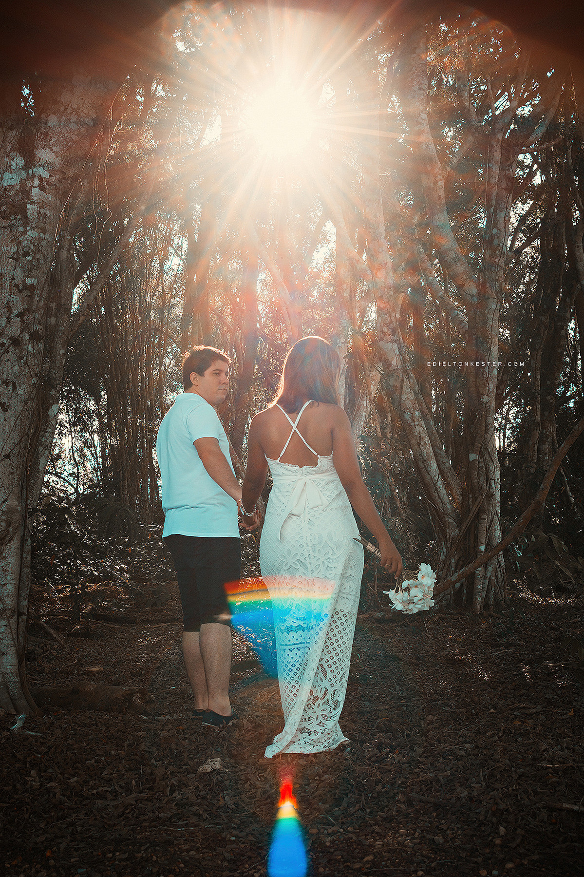 noivos de maos dadas em sessao pre wedding