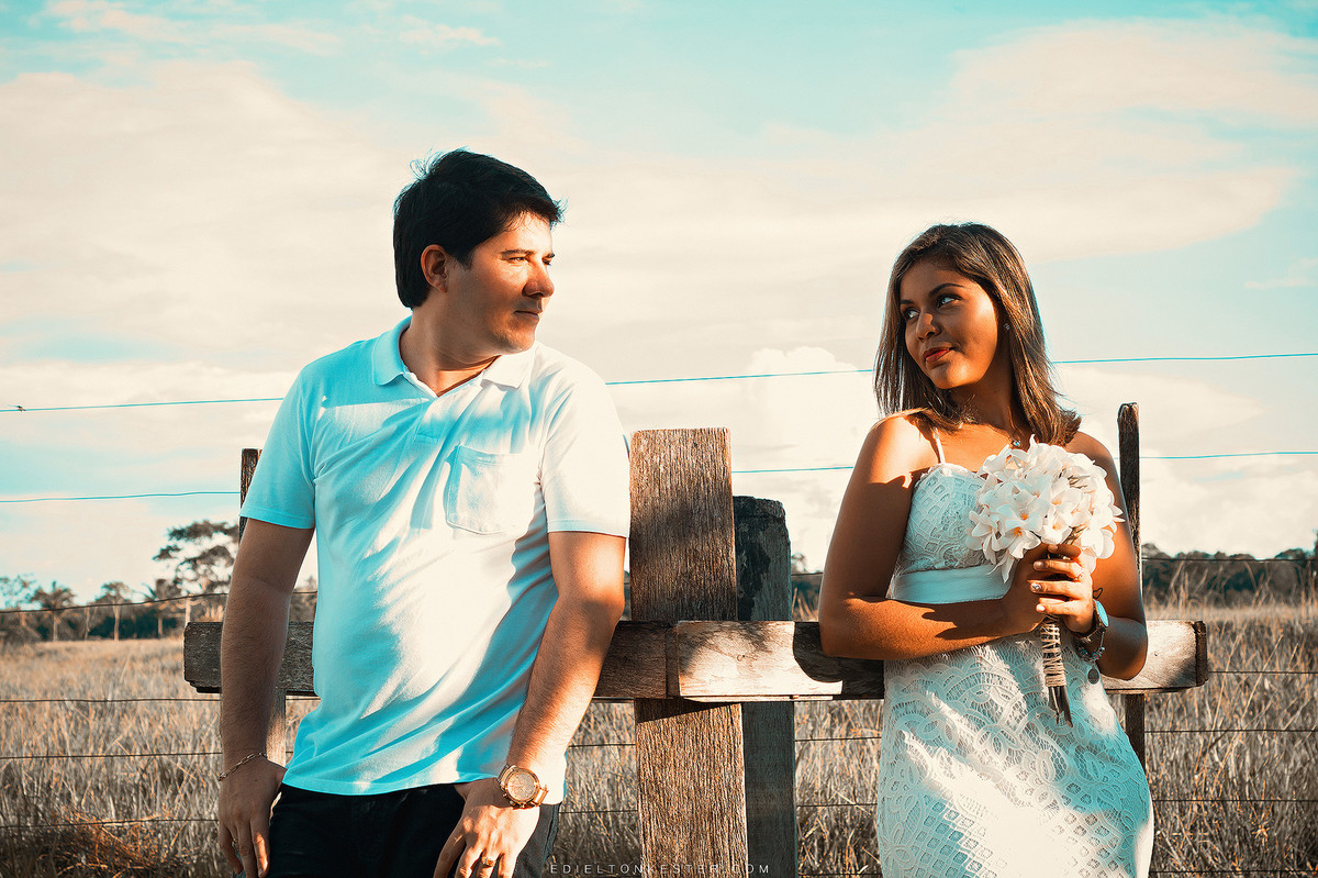 noivos escorados em arquitetura