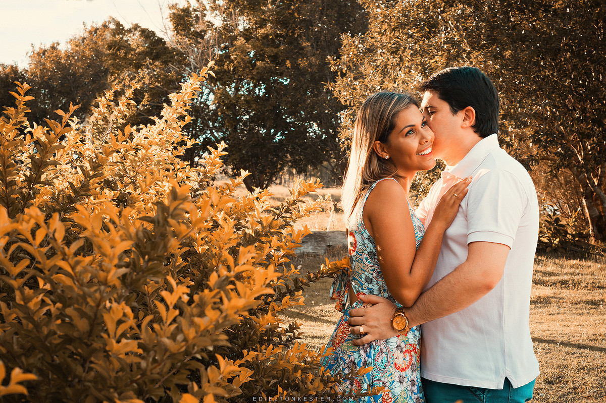 noivo beijando o rosto da noiva e sorrindo