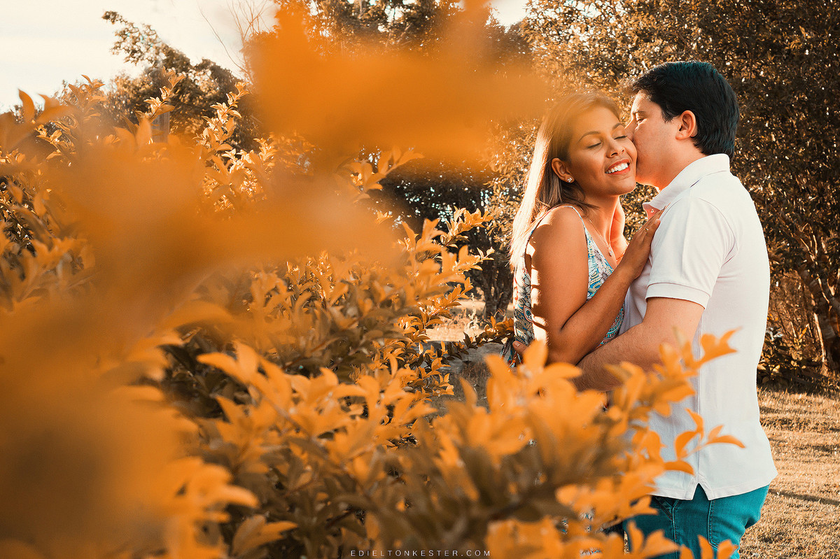 noivo beijando o rosto da noiva e sorrindo