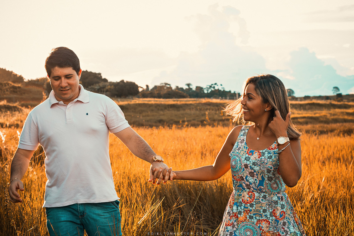 noivos correndo de maos dadas com por do sol