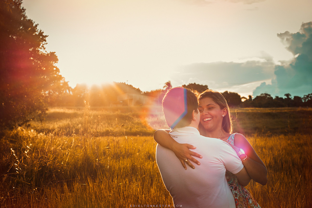 noivos correndo de maos dadas com por do sol