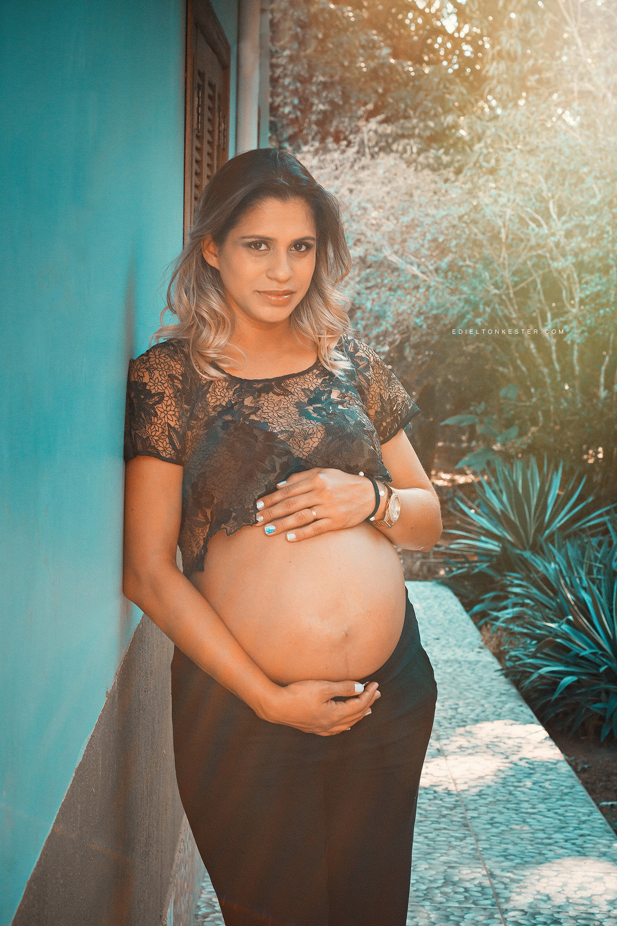 mae gravida segurando a barriga