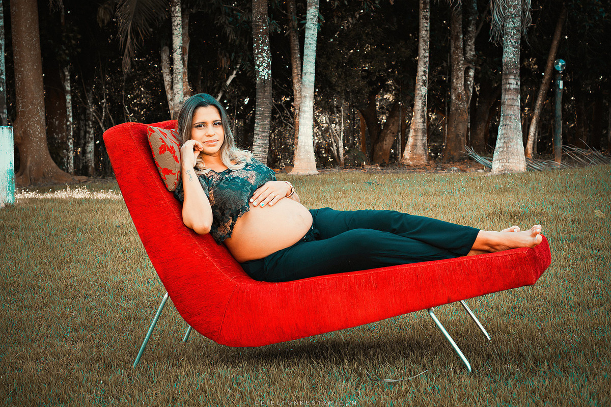 gestante deitada em um sofá