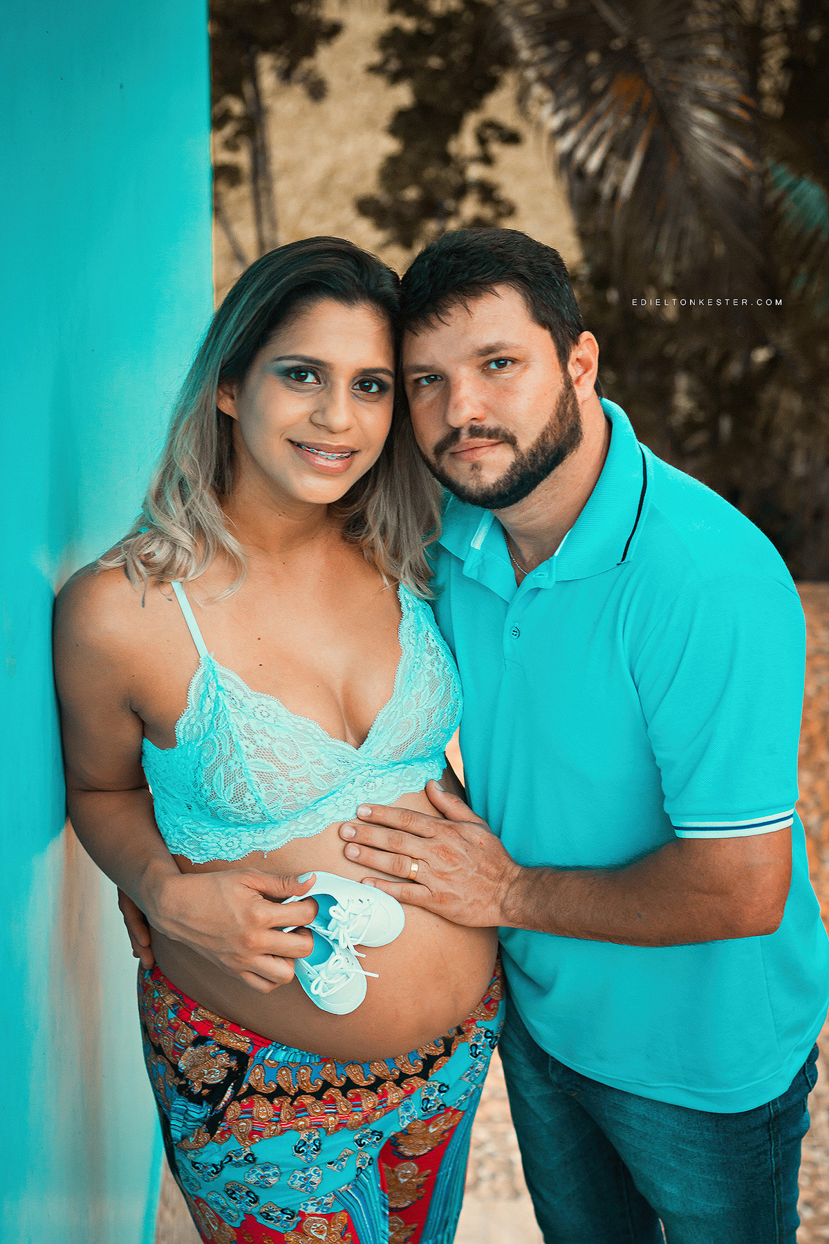 foto de gestante com esposo segurando sapatinho