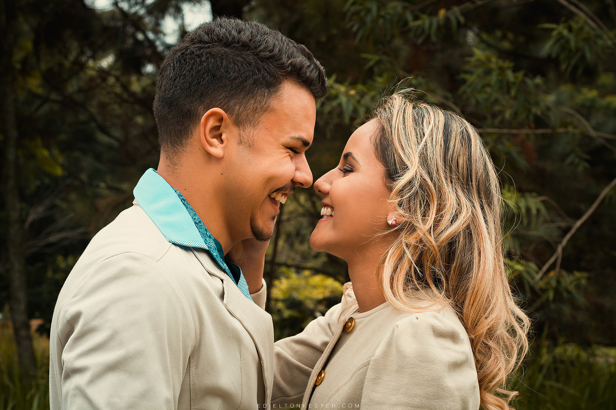 ensaio de casal sorrindo e cheio de amor em sao paulo feito pelo fotografo de casamentos edielton kester