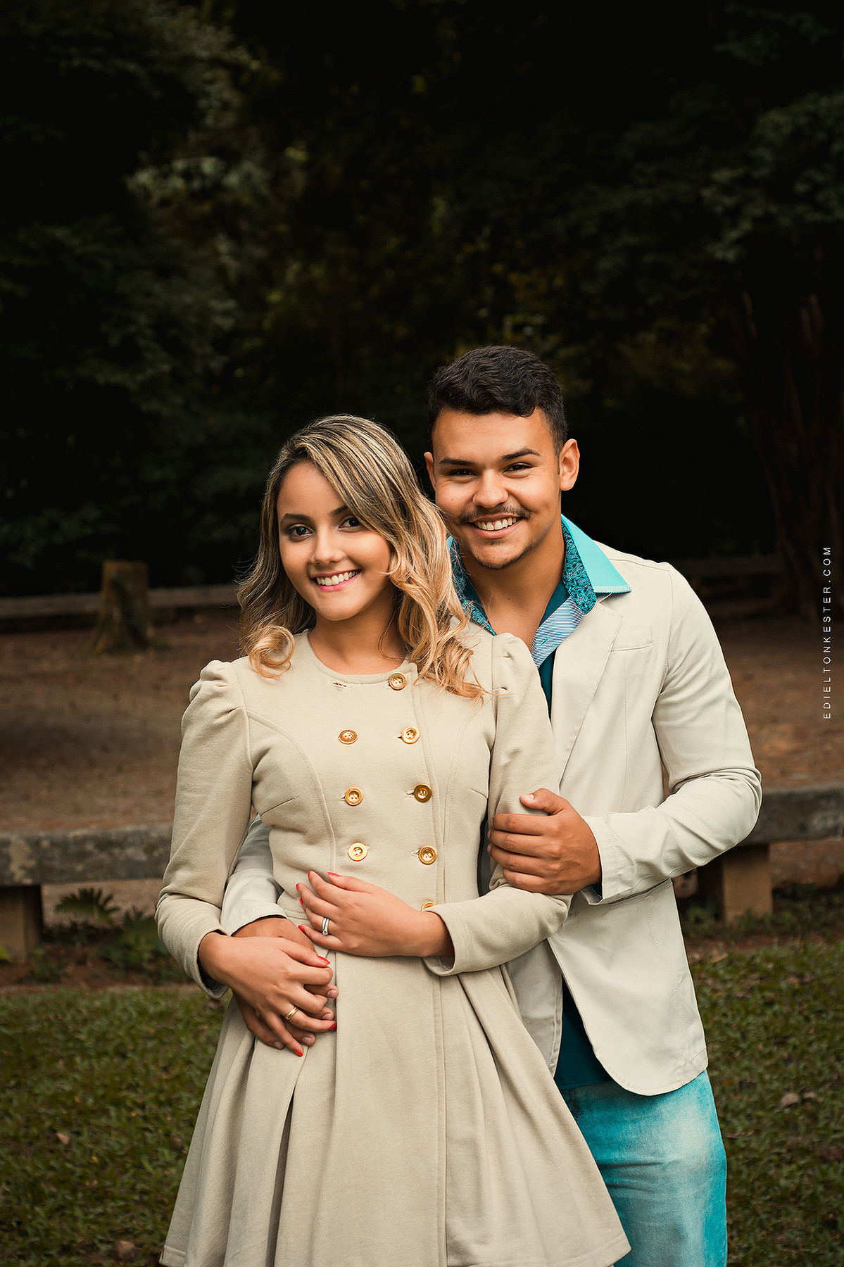 casal abraçados posando para fotos em ensaio pre casamento em sao paulo