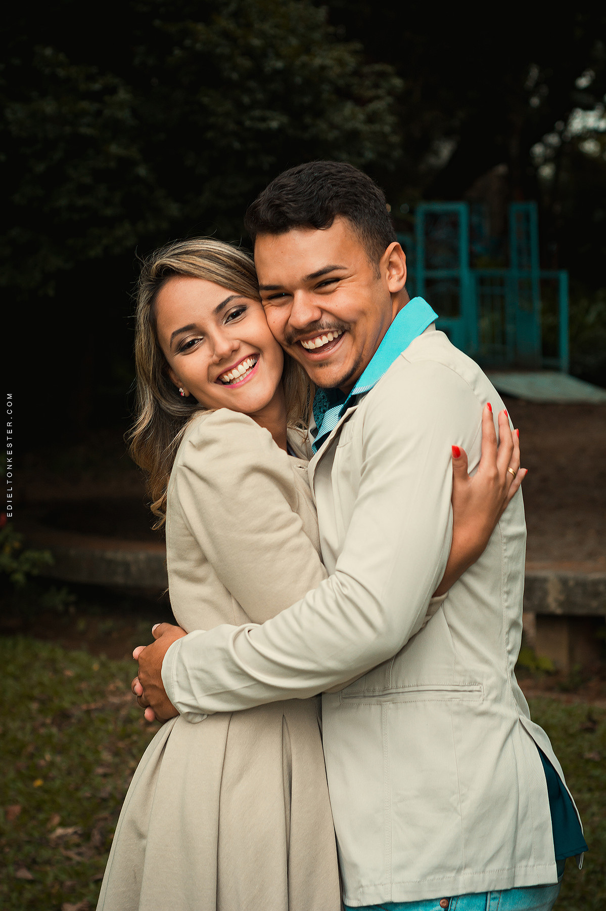 casal se abraçando e sorrindo carinhosamente em sessao pre casamento feita pelo fotografo de casamentos edielton kester