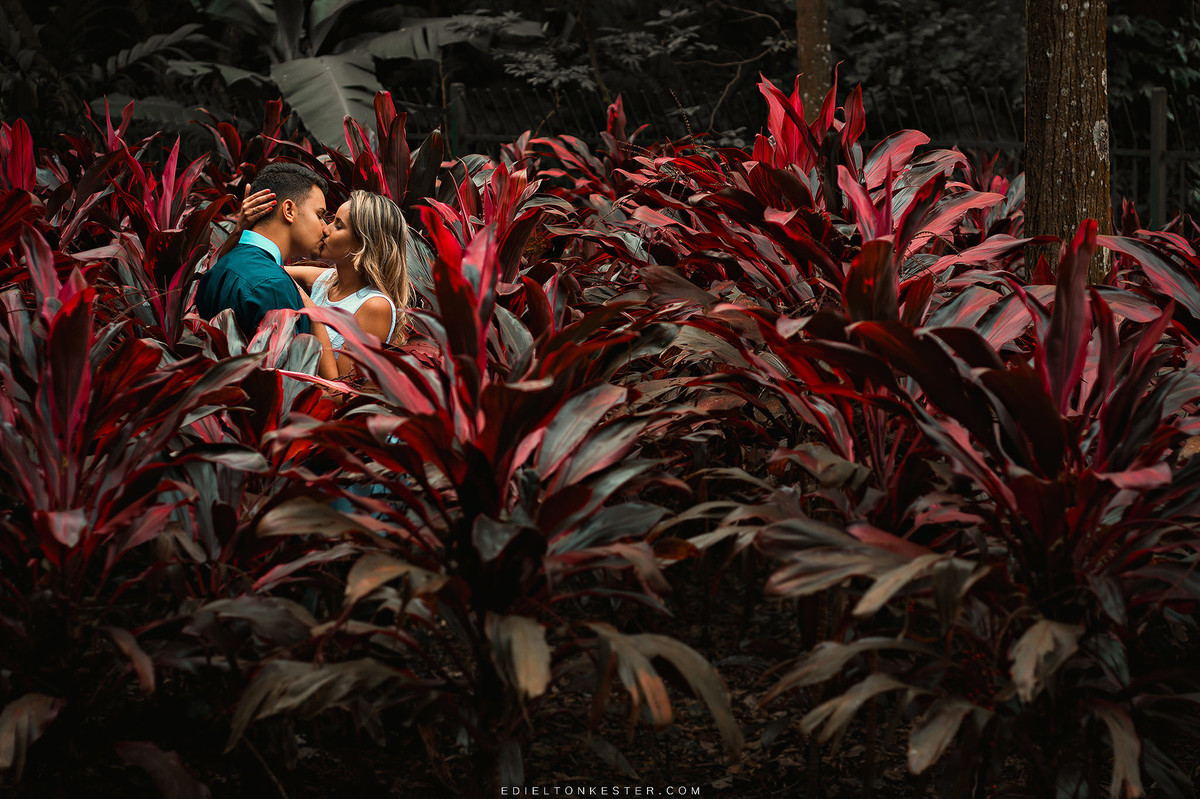 casal se beijando em meio a flores em sao paulo