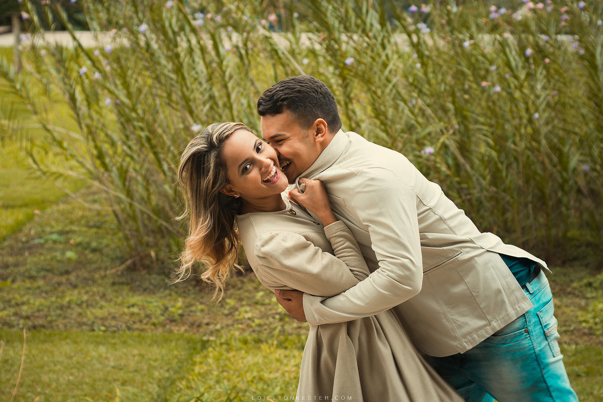 noivos sorrindo e brincando em ensaio pre casamento em sao paulo feito pelo fotografo edielton kester
