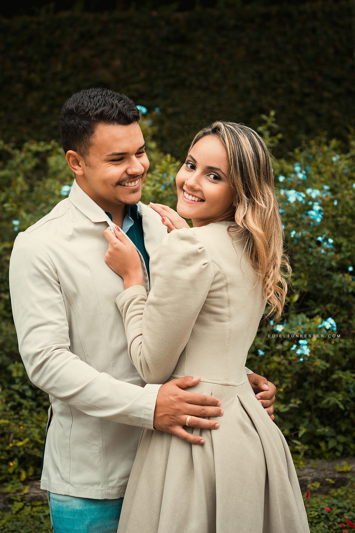 noiva segurando no paleto do noivo e sorrindo em pre casamento