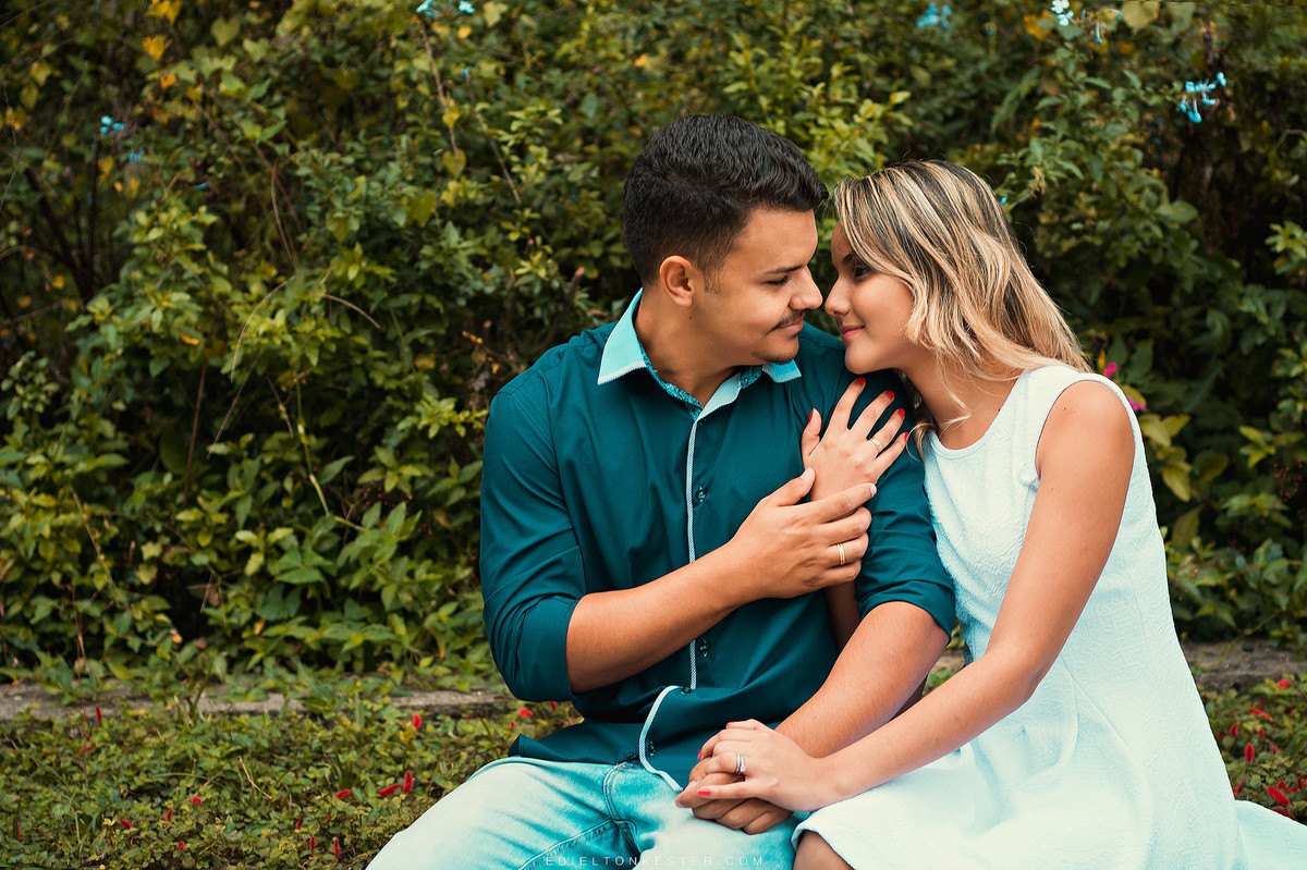 noivos sentados e fazendo carinho um no outro