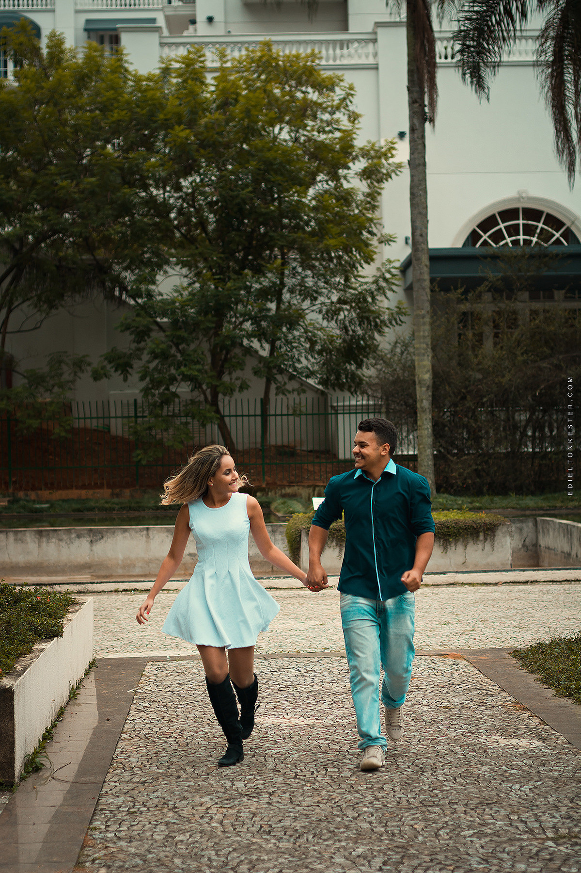 noivos correndo de maos dadas em sao paulo