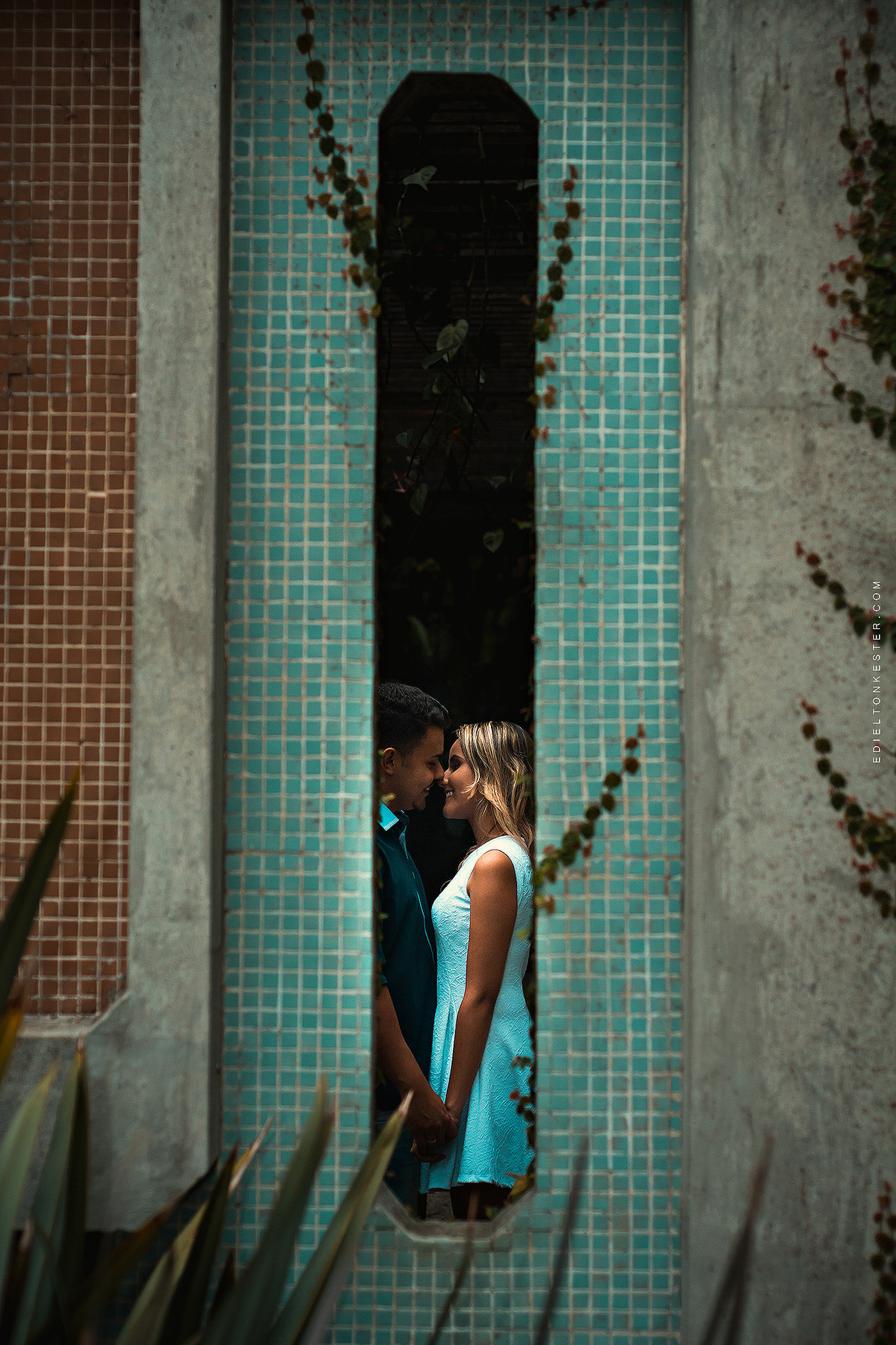 noivos se beijado em fresta da parede