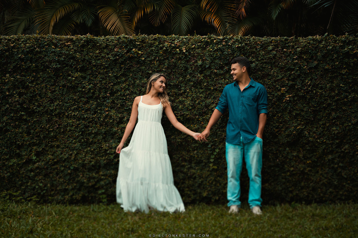 noivos de maos dadas em ensaio pre casamento