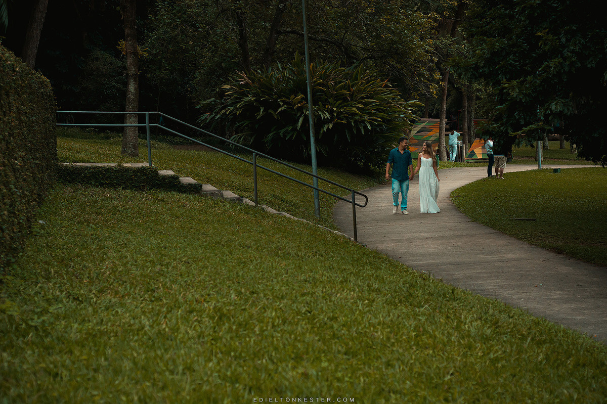 noivos correndo juntos no parque