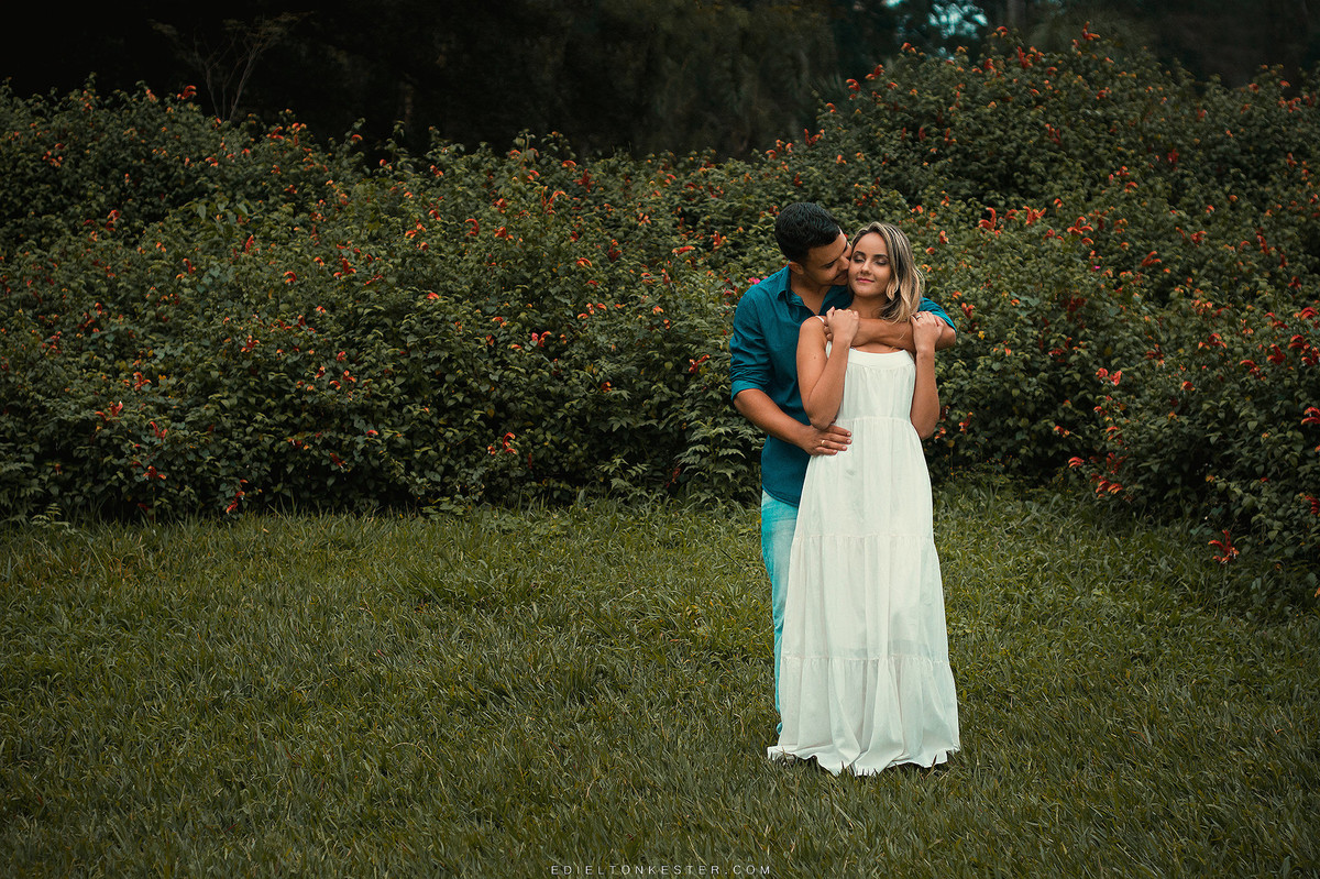 noivo abraçando sua noiva em pre casamento no parque
