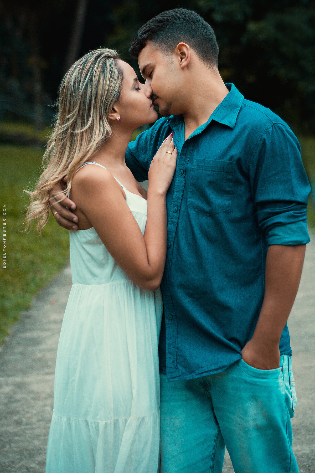 noivos se beijando abraçados em ensaio pre casamento