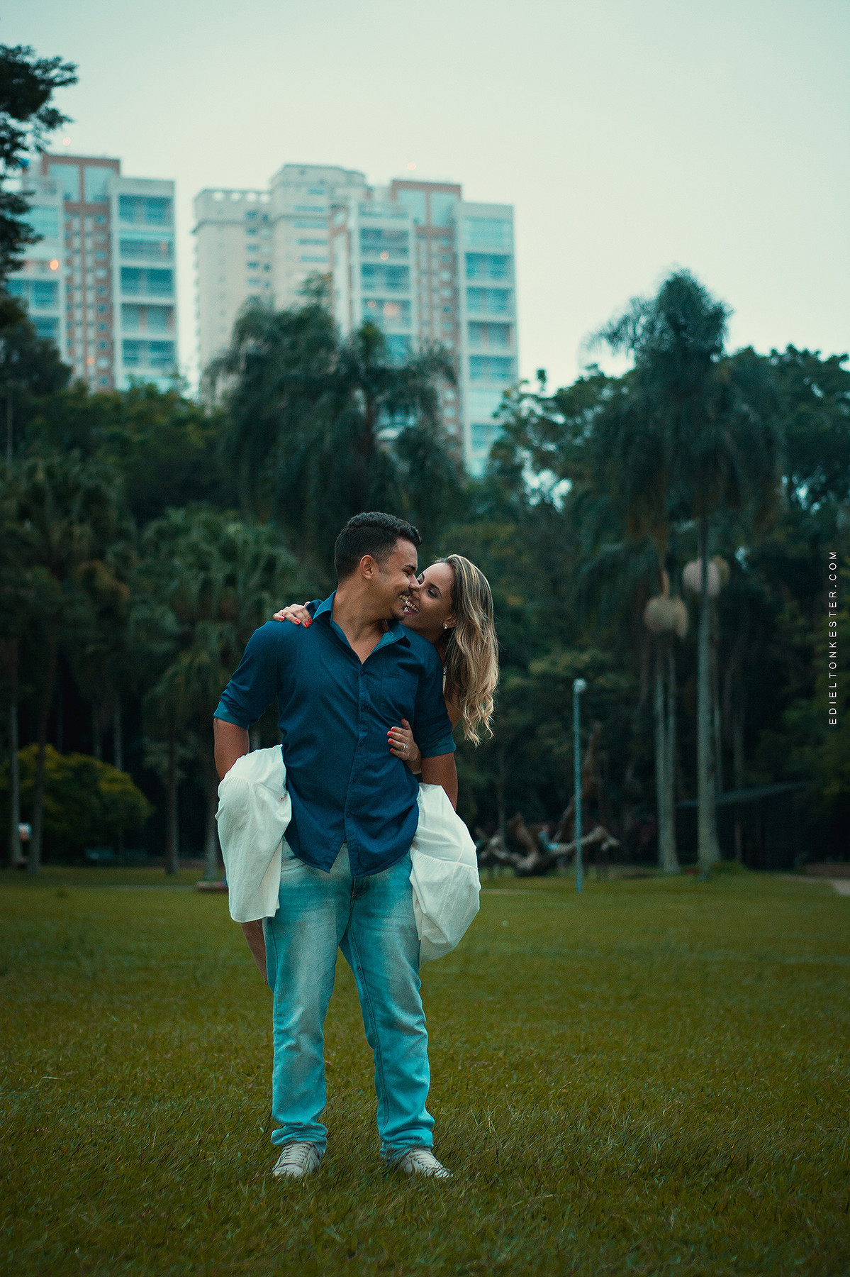 noiva subindo nas costas do noivo