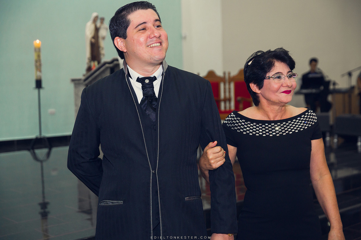 noivo sorrindo ao ver a entrada de sua amada noiva com fotografia pelo fotografo de casamento em ro e no mundo edielton kester