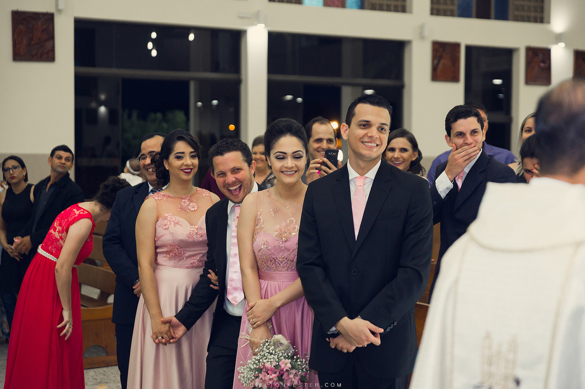 padrinhos e convidados sorrindo no casamento com fotos pelo fotografo de casamentos em ro e no mundo sp sc sao paulo edielton kester