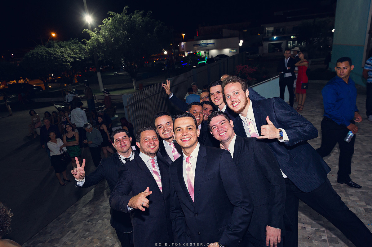 padrinhos e noivo em foto após o casamento
