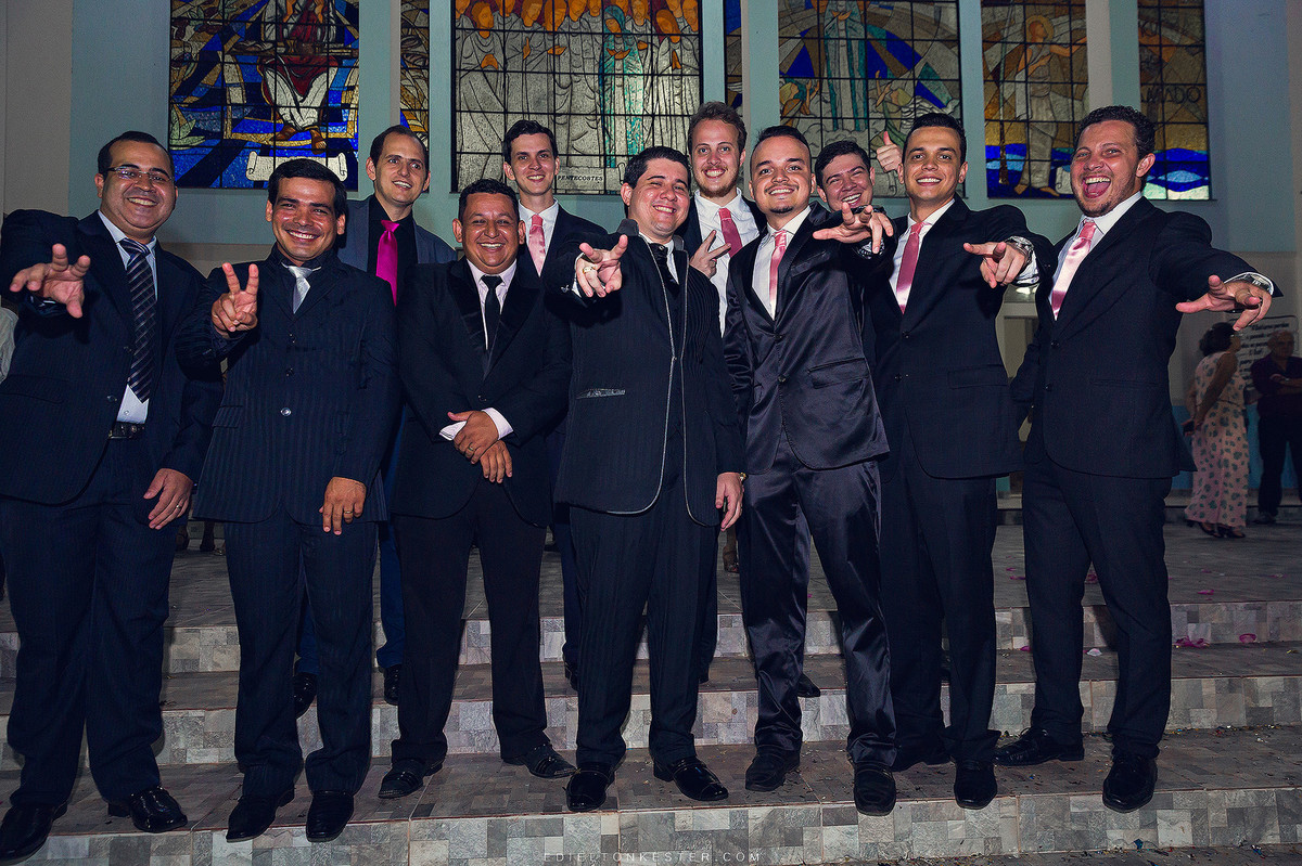 padrinhso em foto divertida com noivo