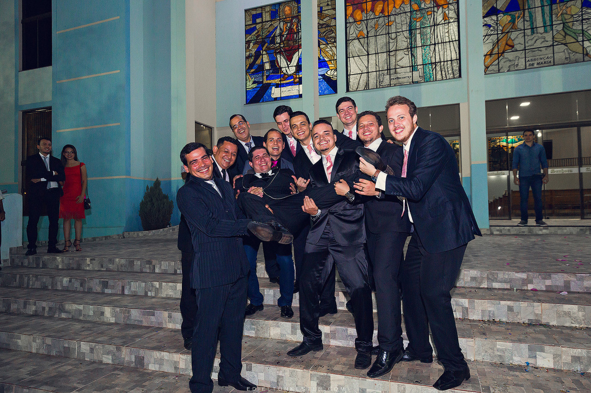 padrinhso em foto divertida com noivo