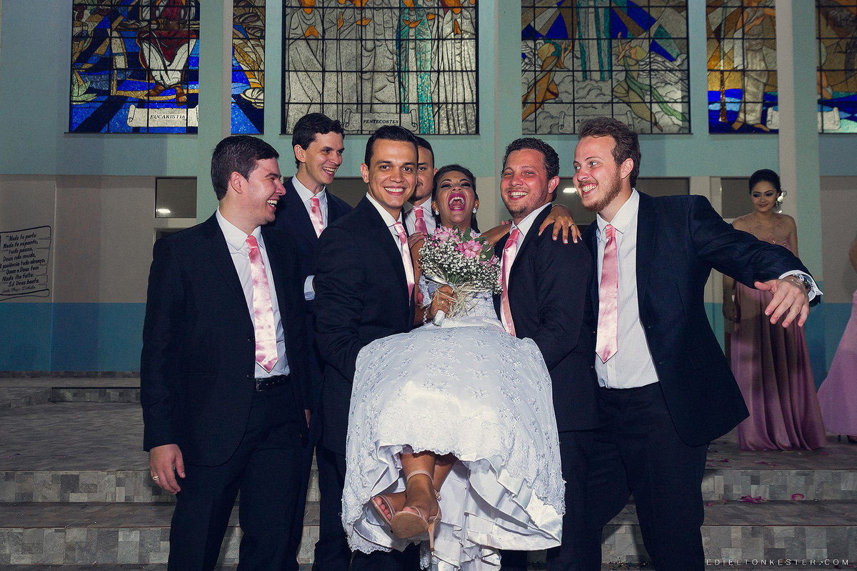 padrinhso em foto divertida com noiva