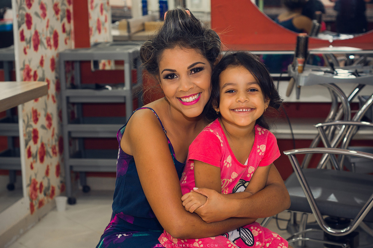 noiva abraçando sua sobrinha em making of de casamento com fotos pelo fotografo de casamentos edielton kester