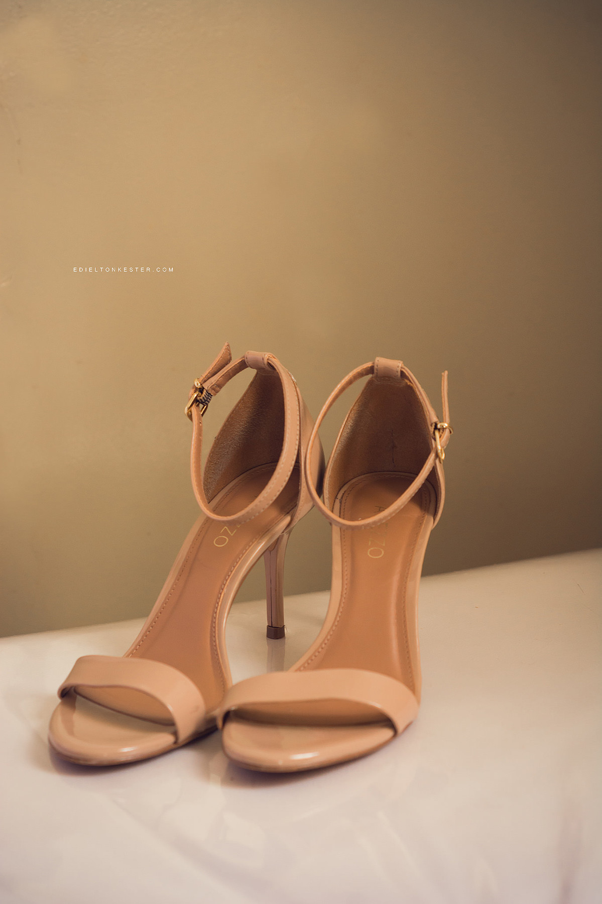 sapato da noiva com fotos pelo fotografo de casamentos edielton kester