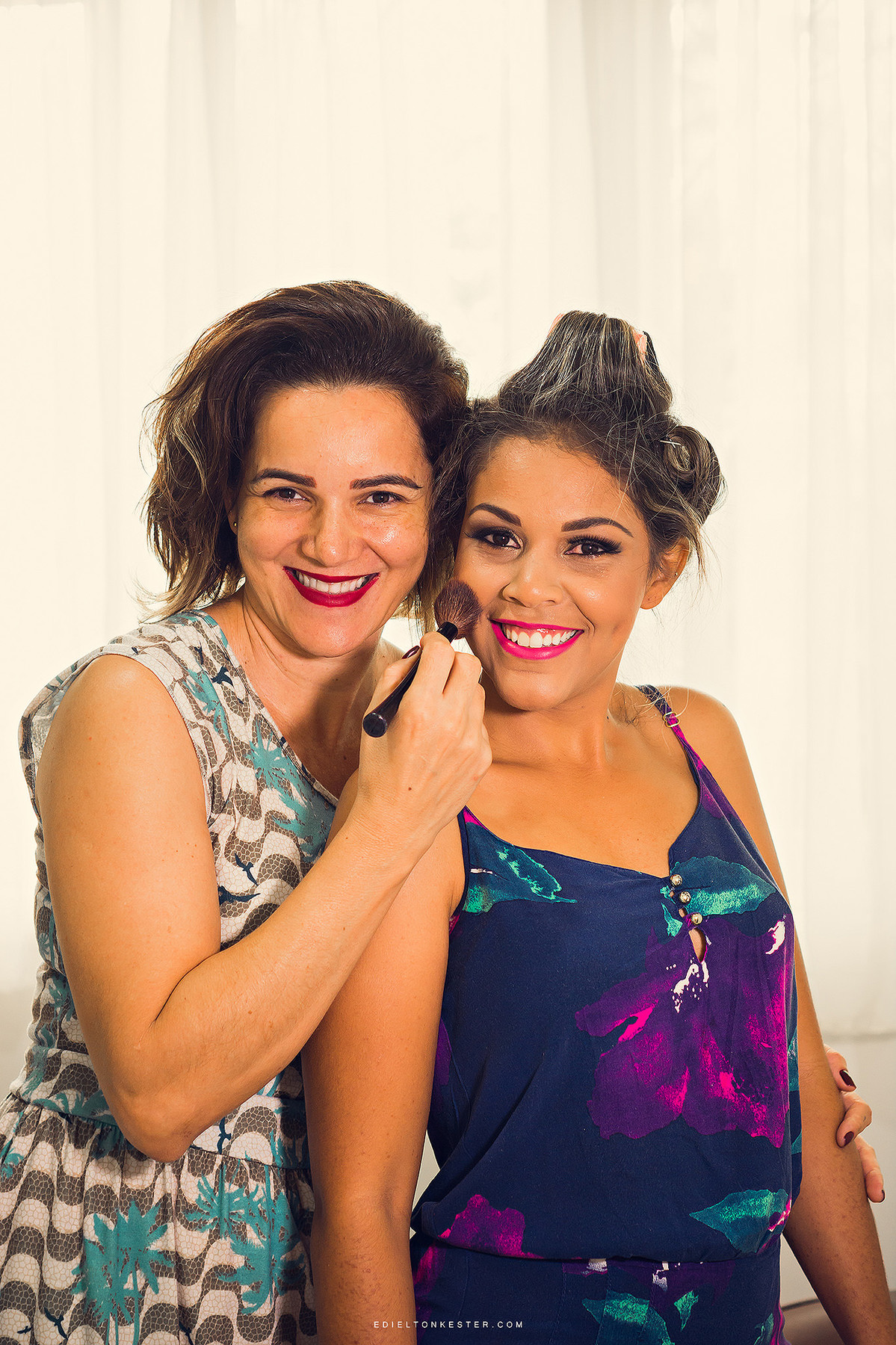 noiva e sua maquiadora com fotos pelo fotografo de casamentos edielton kester