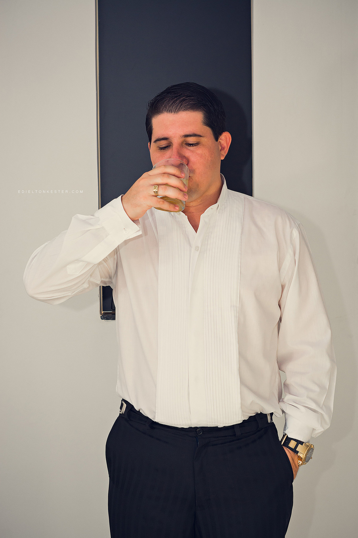noivo tomando Whisky em seu making of com fotos pelo fotografo de casamentos edielton kester